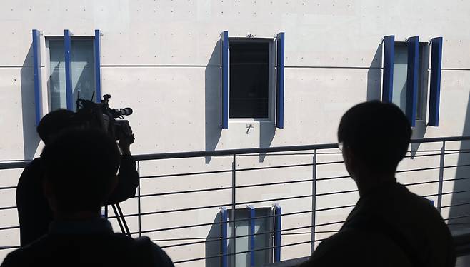 경남 창원시 마산회원구 창원NC파크 한 건물 외관. 해당 건물에서 구조물이 추락해 야구팬 1명이 숨지는 사고가 발생했다./연합뉴스