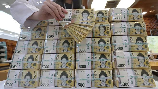 서울 중구 하나은행 위변조센터에서 직원이 5만원권을 정리하고 있다. /뉴스1