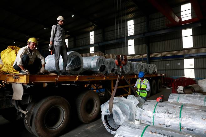 2025년 5월 인도 하리아나주 히사르 진달 스테인리스 공장 철강 생산 라인에서 직원들이 작업하고 있다. /연합뉴스