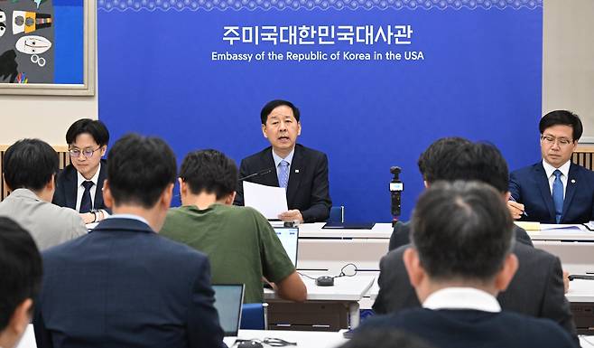 구윤철(가운데) 부총리 겸 기획재정부 장관이 30일(현지시각) 미국 워싱턴D.C. 주미대한민국대사관에서 한-미 통상협의 결과 브리핑을 하고 있다. 왼쪽부터 김정관 산업통상자원부 장관, 구 부총리, 여한구 산업통상자원부 통상교섭본부장. /기획재정부 제공