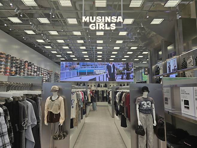 무신사 스토어 강남점 1층 '무신사 걸즈(Girls)' 구역에 다양한 여성복이 진열돼 있다. /정재훤 기자