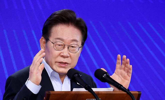 이재명 대통령이 31일 정부서울청사에서 고위공직자들을 대상으로 특별 강연을 하고 있다. /연합뉴스