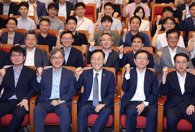 김윤덕 신임 국토교통부 장관(아랫줄 가운데)이 31일 정부세종청사 대강당에서 열린 취임식에서 직원들과 함께 파이팅을 외치고 있다. /연합뉴스