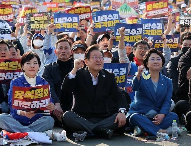 이재명 대통령이 더불어민주당 대표였던 지난 3월 22일 서울 종로구 광화문 동십자각에서 열린 야5당 공동 비상시국 대응을 위한 범국민대회에 참석해 김선민 조국혁신당 대표 권한대행(오른쪽) 등과 구호를 외치고 있다. ⓒ뉴시스