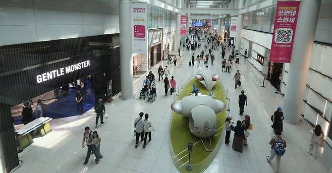 지난 5월 인천국제공항 이용객들이 면세점 구역을 지나가고 있다.ⓒ뉴시스