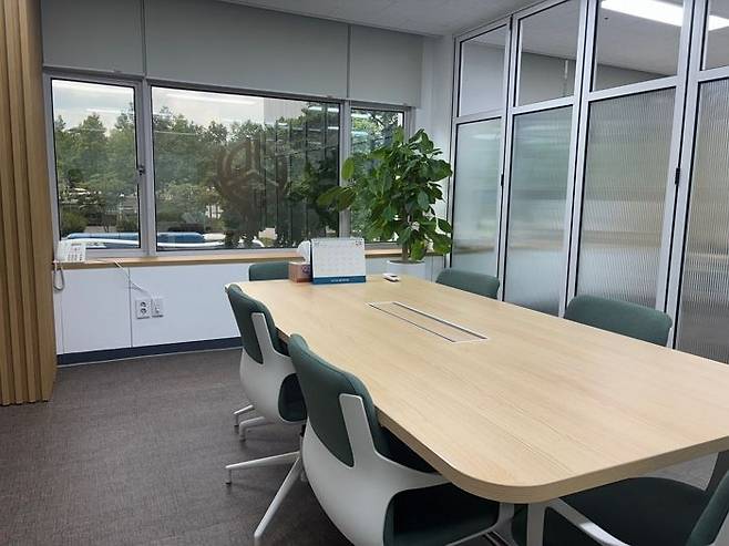 20일 서울 용산구의 한 신협 영업점 내부의 회의실이 '무더위 쉼터'로 이용되고 있다.ⓒ데일리안 박상우 기자