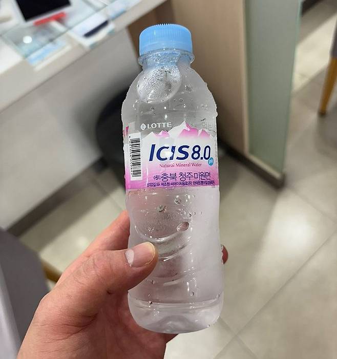 “20일 서울 영등포구 도림동 도림새마을금고 본점에서 이용객들에게 제공하는 생수. ⓒ데일리안 박상우 기자