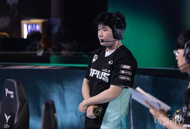 '씨맥' 김대호 디플러스 기아 코치가 지난 30일 디플러스 기아와 DRX와의 경기에서 밴픽을 주도 하고 있다. ⓒ데일리안 황지현 기자