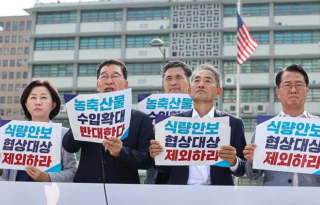 국회 농림축산식품해양수산위원회 소속 더불어민주당 신정훈 이원택 윤준병 의원(왼쪽부터)이 30일 주한 미국대사관 앞에서 미국 정부의 농축산물 시장 개방 확대 요구 반대 기자회견을 하고 있다. 뉴스1