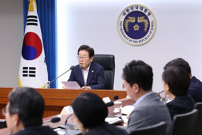 이재명 대통령이 30일 서울 용산 대통령실에서 열린 비상경제점검 태스크포스(TF) 회의에서 발언하고 있다. 이 대통령은 이날 “과도한 경제 형벌로 기업의 경영활동이 위축되지 않도록 ‘경제형벌 합리화 TF’를 곧바로 가동할 것”이라고 밝혔다. 대통령실사진기자단