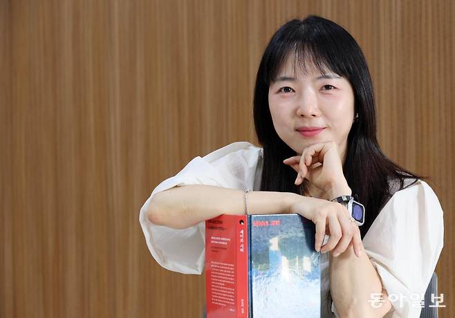 거주구역의 위계가 극명한 세계를 다룬 장편 ‘세이프 시티’를 낸 손보미 작가는 “소설을 읽는 이가 ‘내가 살던 동네도 철길을 경계로 풍경이 완전히 달랐는데…’ 하고
떠올릴 수 있었으면, 한 장면 한 대사만이라도 독자의 경험과 만나는 부분이 생긴다면 좋겠다”고 했다. 전영한 기자 scoopjyh@donga.com