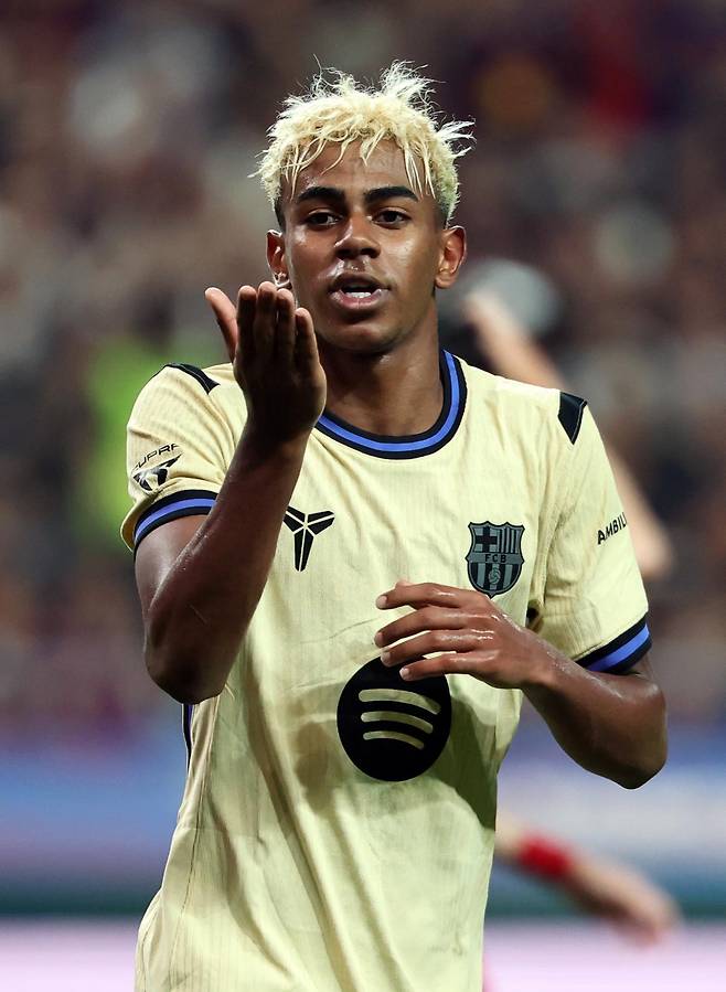 FC바르셀로나(바르사)의 ‘초신성’ 라민 야말이 31일 서울월드컵경기장에서 열린 FC서울과의 친선경기에서 두 번째 골을 넣고 입맞춤 세리머니를 하고 있다. 뉴스1