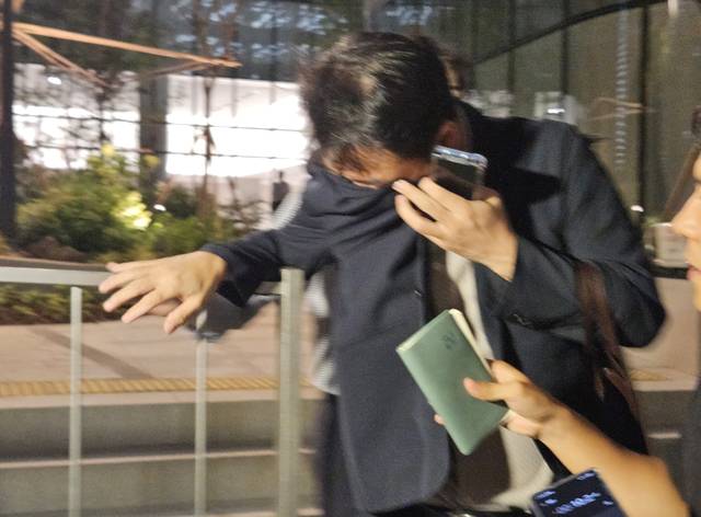 윤석열 전 대통령의 부인인 김건희씨 오빠 김진우씨가 지난 28일 김 여사 관련 의혹들을 수사하는 민중기 특별검사팀 사무실이 위치한 서울 종로구 KT광화문빌딩에서 조사를 마친 뒤 얼굴을 가린 채 특검 사무실을 나서고 있다. [연합뉴스]