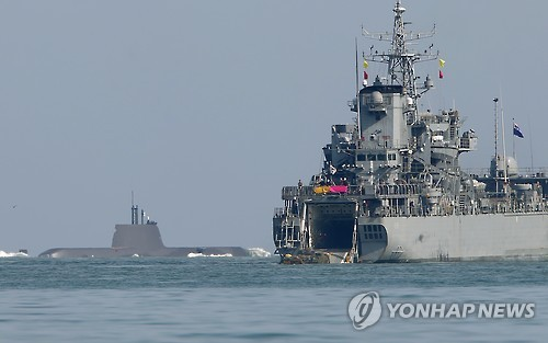 지난 2016년 3월 7일 한미연합상륙훈련이 시작된 포항 앞바다에서 해군 잠수함, 향로봉함(상륙함)이 작전 수행을 위해 이동하고 있다. ［연합뉴스 자료사진］