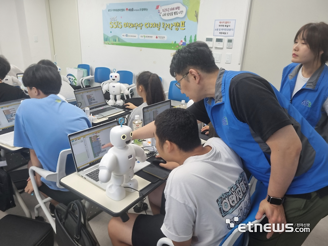 한국사회보장정보원 직원들이 SSIS 미래상상 디지털 창작캠프에 참여한 청소년들을 위해 휴머노이드로봇 코딩교육을 하고 있다.