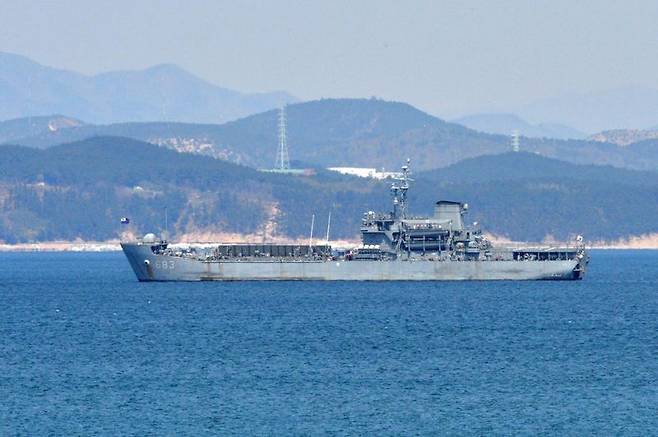 해군 상륙함 향로봉함(LST-683)이 작전 수행을 위해 이동히고 있다. (자료사진) 뉴스1