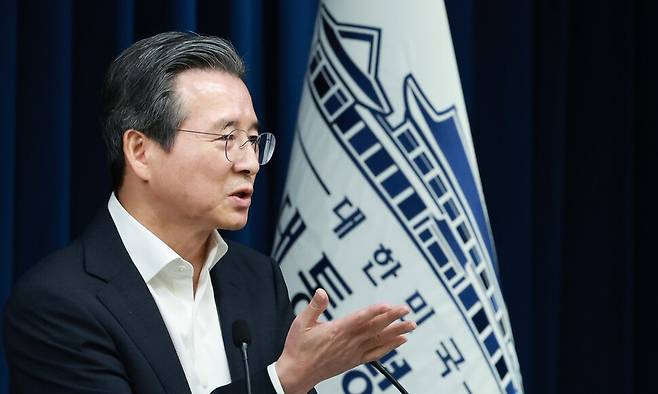 김용범 대통령실 정책실장이 31일 서울 용산 대통령실 청사에서 한미 관세 협상 타결 브리핑 후 기자들의 질문을 받고 있다. 연합뉴스