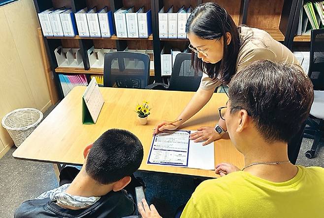 지난 28일 시작된 성동구의 발달장애인 배상책임보험 가입을 위한 접수 첫날 구청을 찾은 방문자를 위해 담당 직원이 보험 내용을 설명하고 있다. 성동구 제공