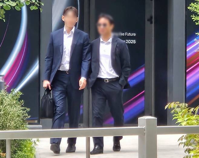 김건희 여사 오빠인 김진우(오른쪽)씨가 31일 김 여사 관련 의혹들을 수사하는 민중기 특별검사팀 사무실이 위치한 서울 종로구 케이티(KT)광화문빌딩웨스트(West)에서 나오고 있다. 연합뉴스