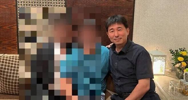 더불어민주당이 지귀연 부장판사(맨 오른쪽) 향응 의혹을 제기하며 지난 5월19일 공개한 사진. 대법원은 아직도 조사 결과를 내놓지 않고 있다. 민주당 제공