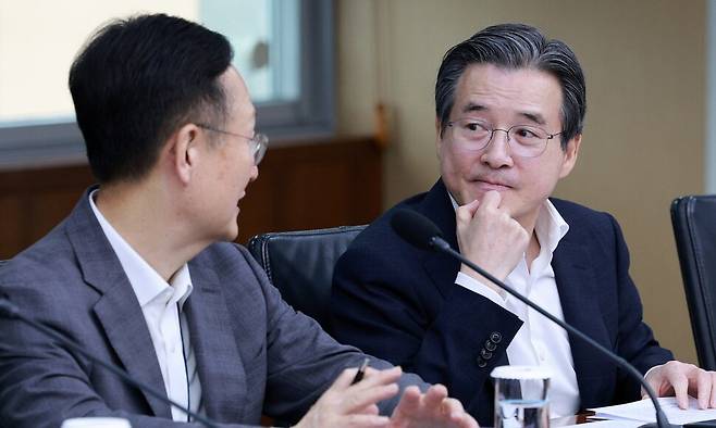 김용범 대통령실 정책실장(오른쪽)과 봉욱 민정수석비서관이 31일 서울 용산 대통령실 청사에서 이재명 대통령 주재로 열린 6차 수석·보좌관 회의에 참석해 논의하고 있다. 연합뉴스