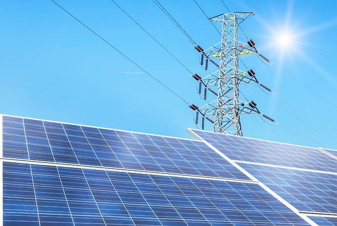 정부가 재생에너지 효율적 수급을 위한 한국형 차세대 전력망 사업을 추진한다고 밝혔다. 사진은 태양광 패널과 송전망. 게티이미지뱅크