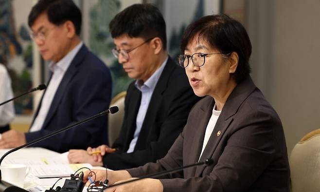정은경 보건복지부 장관이 31일 정부서울청사에서 열린 77차 중앙생활보장위원회에서 발언하고 있다. 연합뉴스