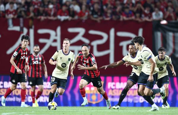 FC서울의 문선민(가운데)이 31일 서울월드컵경기장에서 열린 FC바르셀로나와 경기에서 질주하고 있다. 연합뉴스