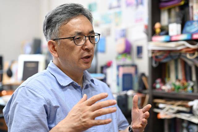 배덕만 교수가 28일 서울 마포구 기독연구원 느헤미야 사무실에서 저서 '전광훈 현상의 기원'에 관해 말하고 있다. 박시몬 기자