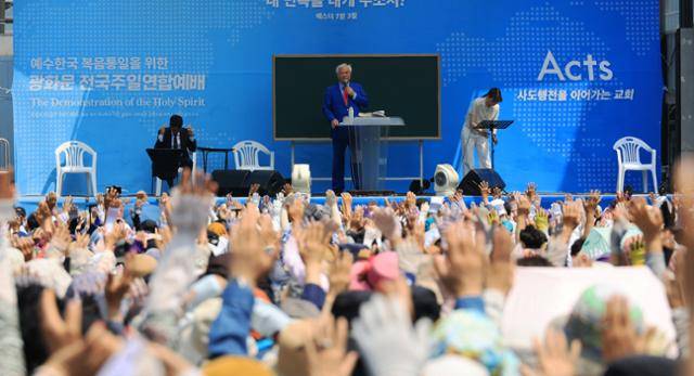 지난달 1일 서울 광화문 일대에서 열린 사랑제일교회 전국주일연합예배에서 전광훈 목사가 설교하고 있다. 연합뉴스