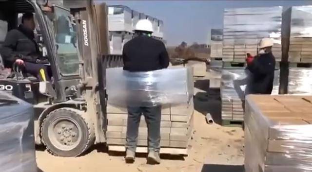 광주전남이주노동자인권네트워크가 23일 공개한 영상의 한 장면. 지난 2월 전남 나주 소재 한 벽돌공장에서 스리랑카 출신 이주노동자가 비닐로 벽돌더미에 묶인 후 지게차로 옮겨지고 있는 모습이다. 광주전남이주노동자인권네트워크 제공