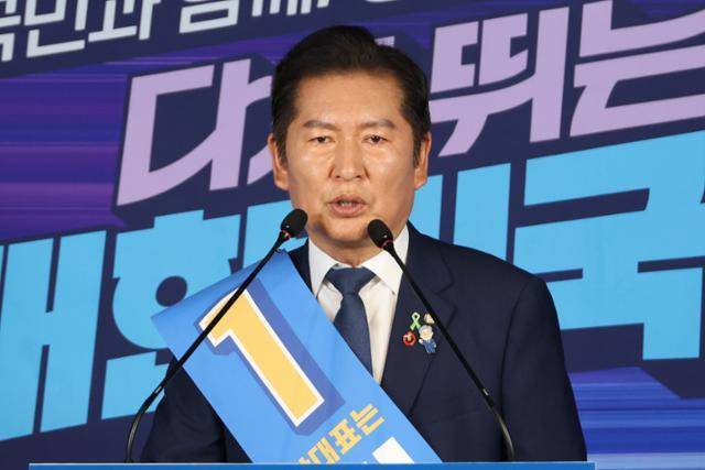 더불어민주당 당대표 선거에 출마한 정청래 의원이 20일 서울 여의도 당사에서 열린 8·2 전당대회 순회 경선 영남권 합동연설회에 참석해 정견 발표를 하고 있다. 연합뉴스