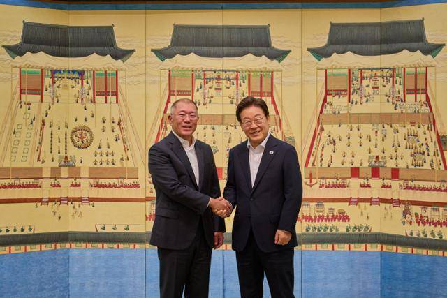 이재명 대통령이 14일 서울 용산 한남동 관저에서 정의선 현대자동차그룹 회장과 회동을 갖고 기념사진을 찍고 있다. 대통령실 제공