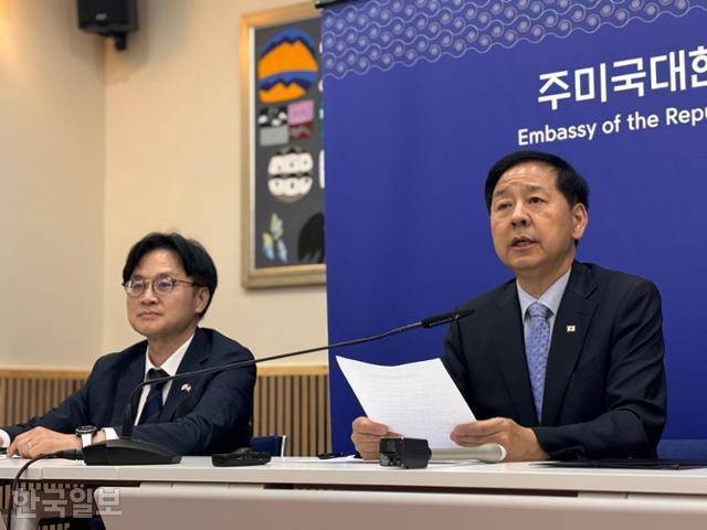 한국 정부 대미 무역 협상단을 이끈 구윤철(오른쪽) 부총리 겸 기획재정부 장관이 30일 미국 워싱턴 주미대사관에서 이날 타결된 한미 무역 협상 결과에 대해 브리핑하고 있다. 왼쪽은 김정관 산업통상자원부 장관. 워싱턴=권경성 특파원