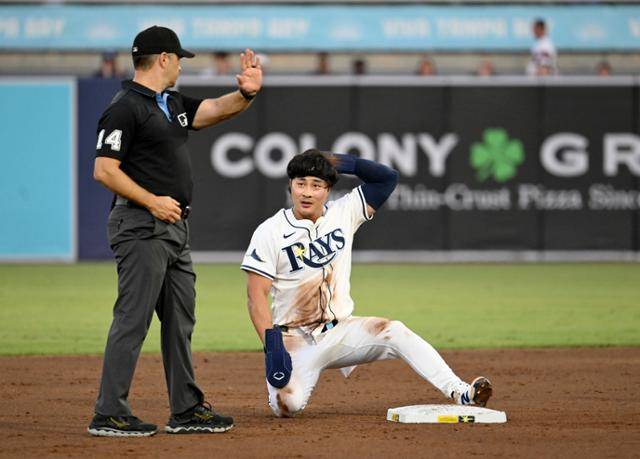 탬파베이의 김하성(오른쪽)이 22일 미국 플로리다주 탬파의 조지 M 스타인브레너 필드에서 열린 미국 메이저리그 시카고 화이트삭스전에서 2회 2루 도루를 한 후 2루심을 바라보고 있다. 탬파=AP 뉴시스