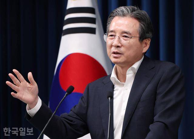 김용범 대통령실 정책실장이 31일 서울 용산 대통령실 청사에서 한미 관세 협상 타결 관련 브리핑 뒤 취재진의 질문에 답하고 있다. 왕태석 선임기자