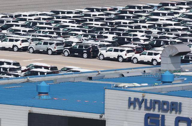 한국과 미국의 관세 협상이 타결된 31일 경기 평택항에 수출용 자동차가 세워져 있다. 연합뉴스