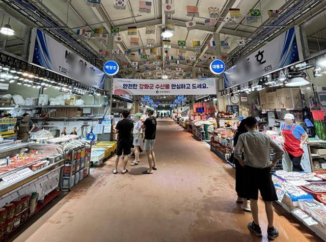 31일 인천 강화군 내가면 외포항 젓갈 수산물 직판장에 '안전한 강화군 수산물 안심하고 드세요'라는 현수막이 걸려 있다. 이환직 기자