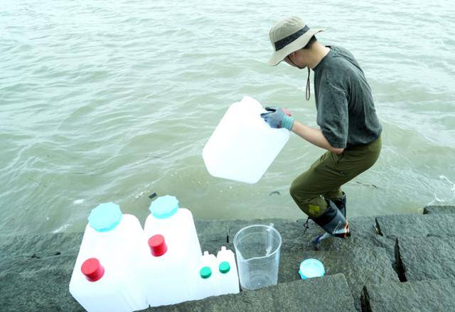 한국원자력안전기술원 관계자가 지난 7월 4일 인천 강화군 앞바다에서 북한 방사성 폐수 방류 의혹과 관련한 정밀 조사를 위해 바닷물 시료 채취를 하고 있다. 원자력안전위원회 제공