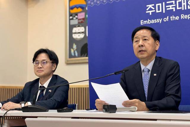 구윤철(오른쪽) 부총리 겸 기획재정부 장관과 김정관 산업통상자원부 장관이 30일(현지시간) 미국 워싱턴에 있는 주미 한국대사관에서 관세 협상 결과를 브리핑하고 있다. 워싱턴=뉴시스