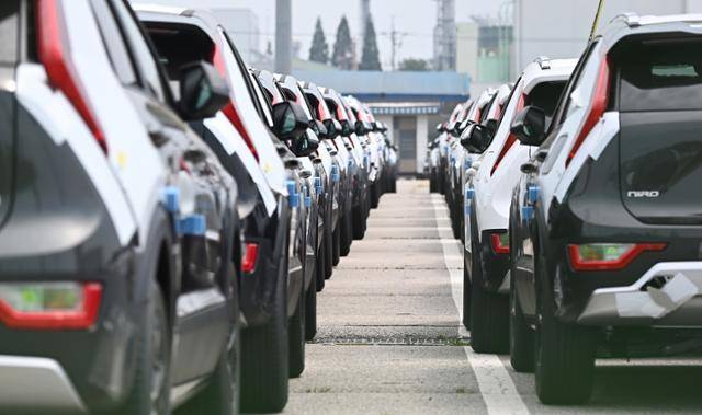 7월 30일 경기 평택시 포승읍 평택항 자동차 전용부두에 선적을 기다리는 수출용 차량들이 세워져 있다. 평택=뉴시스