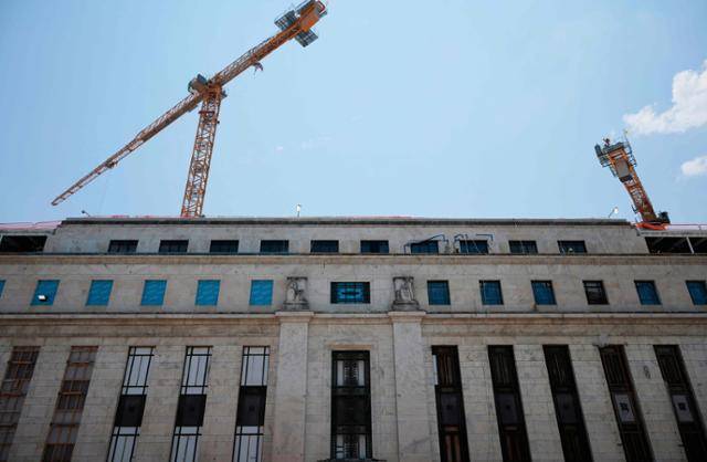 미국 연방공개시장위원회(FOMC) 정기회의가 열린 30일 미 수도 워싱턴에 위치한 연준의 에클스 빌딩에서 공사가 진행되고 있다. 워싱턴=AFP 연합뉴스