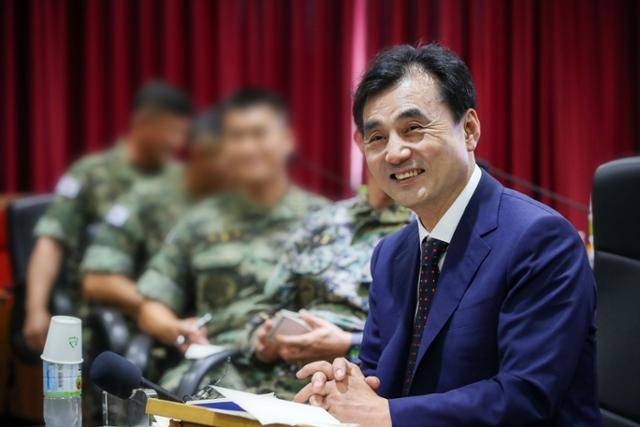 안규백 국방부 장관이 28일 취임 후 첫 현장점검으로 특수전사령부 제3공수여단을 방문해 장병들과 대화하며 환하게 웃고 있다. 국방부 제공