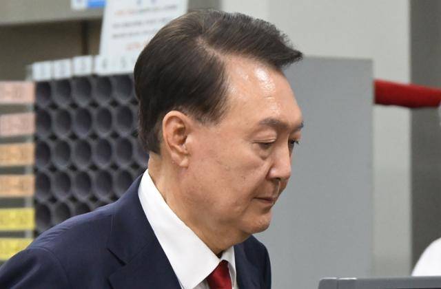 윤석열 전 대통령이 9일 서울 서초구 서울중앙지법에서 열린 구속 전 피의자 심문(영장실질심사)을 마친 뒤 대기 장소인 서울구치소로 이동하기 위해 법원을 나서고 있다. 뉴시스