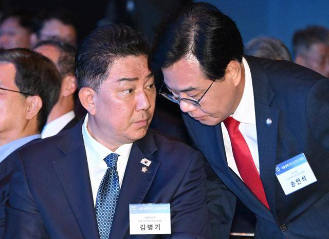 김병기(왼쪽) 더불어민주당 대표 직무대행 겸 원내대표와 송언석 국민의힘 비상대책위원장 겸 원내대표가 31일 서울 중구 신라호텔에서 열린 서울경제 창간 65주년 기념식 '다시, 미러클 코리아'에 참석하고 있다. 서울경제 제공