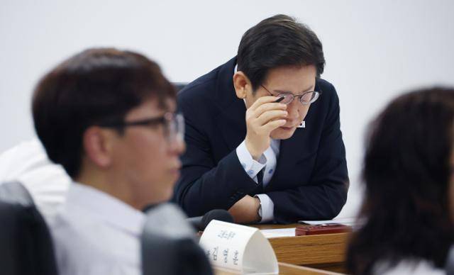 이재명 대통령이 지난 25일 경기 시흥시 SPC 삼립 시화공장에서 열린 산업재해 근절 현장 노사간담회에서 자료를 살펴보고 있다. 이날 이 대통령은 SPC 공장의 3조2교대(12시간 맞교대) 근무 제도를 언급하며 "노동 강도가 너무 세서 밤에는 졸릴 것 같다"고 지적했다. 왕태석 선임기자
