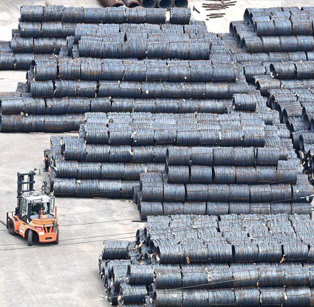 한미 관세협상이 타결된 31일 경기 평택시 평택항에 철강제품이 쌓여 있다. 평택=뉴시스