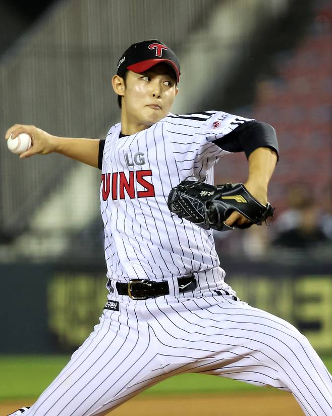 2025 KB0리그 프로야구 LG트윈스와 한화이글스의 경기가 28일 오후 서울 잠실야구장에서 열렸다. 8회초 김영우가 역투하고 있다. 잠실=김민규 기자 mgkim1@edaily.co.kr /2025.05.28/