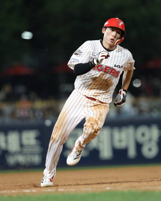 30일 광주 두산전에서 주루하는 KIA 김호령의 모습. KIA 제공