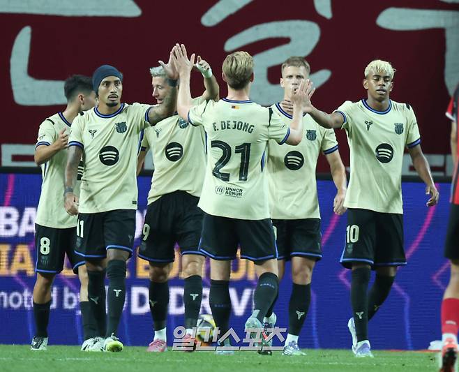 2025 FC바르셀로나 아시아투어 FC서울 친선경기가 31일 오후 서울월드컵경기장에서 열렸다. 바르셀로나 레반도프스키가 첫골을 성공시키고 기뻐하고 있다. 상암=정시종 기자 capa@edaily.co.kr /2025.07.31.